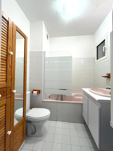 une salle de bain avec toilettes, lavabo et baignoire dans l'établissement Studio - ARIA MARINA - Route des sanguinaires - plage à 30m - Parking gratuit - Terrasse - Emplacement idéal, à Ajaccio