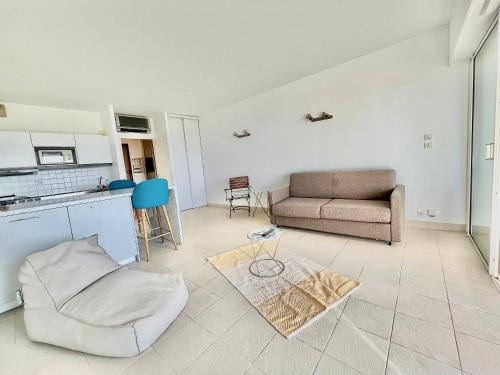 un salon avec un canapé et une table dans l'établissement Studio - ARIA MARINA - Route des sanguinaires - plage à 30m - Parking gratuit - Terrasse - Emplacement idéal, à Ajaccio