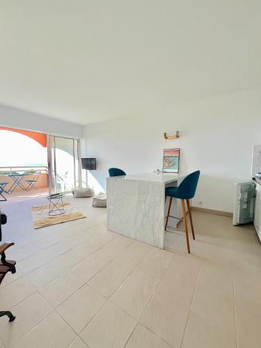 un salon avec une table et des chaises dans l'établissement Studio - ARIA MARINA - Route des sanguinaires - plage à 30m - Parking gratuit - Terrasse - Emplacement idéal, à Ajaccio