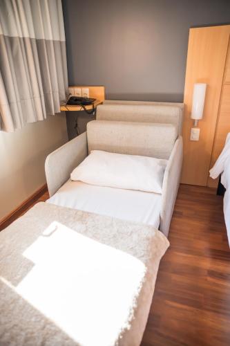 a room with two beds and a window at ibis Itu Plaza Shopping in Itu