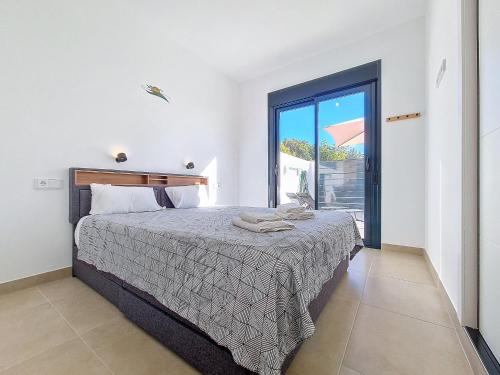 トレ・パチェコにあるDolores Villa - 5210のベッドと大きな窓のある寝室