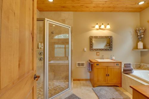 Ένα μπάνιο στο Enchanting Glacier Park Getaway by Flathead Lake!
