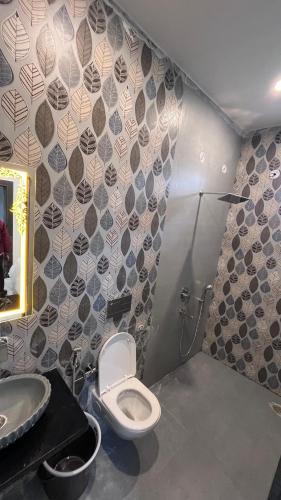 a bathroom with a toilet and a sink at Last Minute Deal @ Hotel Sunset in Orchha
