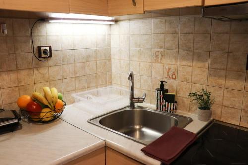 Η κουζίνα ή μικρή κουζίνα στο Serenity LX Apartments II