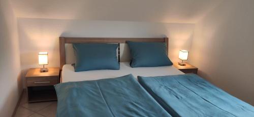 En eller flere senge i et værelse på Ferienwohnung Familie Günther Warmbad