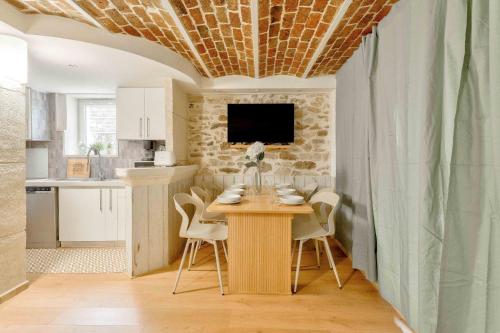 une cuisine et une salle à manger avec une table et des chaises dans l'établissement 2mn Walk Train Station - Paris 10mn - Free Private Parking - From 1 to 8 Guests - Souplex - All equipped - Completely Renovated, à Montmagny