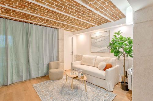 un salon avec un canapé et une table dans l'établissement 2mn Walk Train Station - Paris 10mn - Free Private Parking - From 1 to 8 Guests - Souplex - All equipped - Completely Renovated, à Montmagny