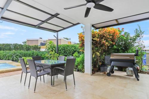 a patio with a table and chairs and a piano at Beautiful home in San Juan in Guaynabo