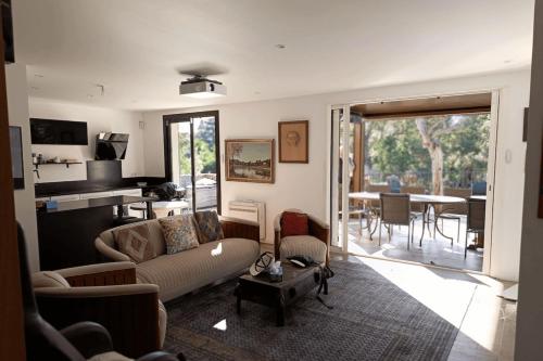 un salon avec un canapé et une table dans l'établissement Spacious house with pool in Cabasson, à Bormes-les-Mimosas