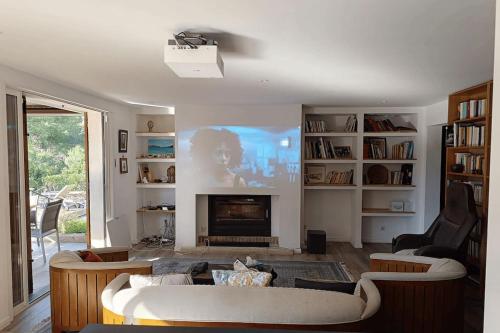 un salon avec un canapé et une télévision dans l'établissement Spacious house with pool in Cabasson, à Bormes-les-Mimosas