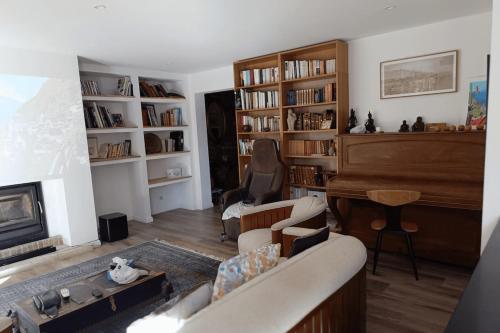 - un salon avec un canapé et un piano dans l'établissement Spacious house with pool in Cabasson, à Bormes-les-Mimosas