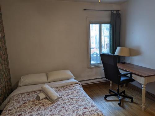 Bright room near Metro Monk station with Self Check-inにあるベッド