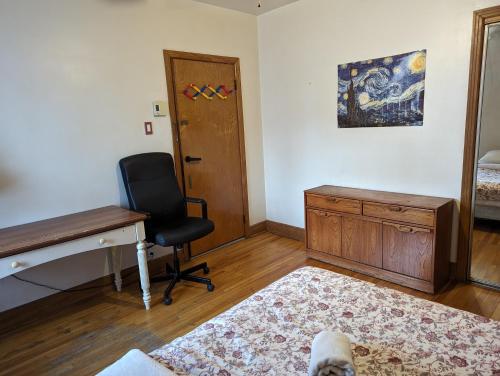 Bright room near Metro Monk station with Self Check-inにあるベッド