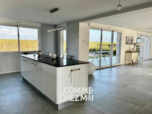 Kuchyň nebo kuchyňský kout v ubytování Villa avec piscine pour 10 personnes - Lac du Der Giffaumont