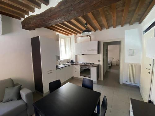 Una cocina y una sala de estar con una mesa y un sofá. en Casa Fabrizio - Nice Suite con parcheggio su richiesta, en Parma
