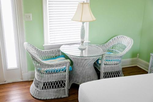 - une table en verre avec des chaises et une lampe dans la chambre dans l'établissement Deluxe King - Curry Mansion with Pool!, à Key West