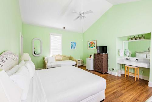 une chambre avec un lit blanc et un lavabo dans l'établissement Deluxe King - Curry Mansion with Pool!, à Key West