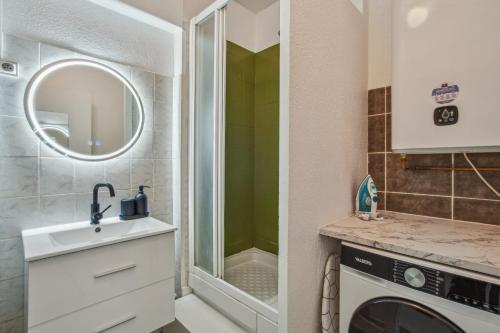 une salle de bain avec un lavabo et une machine à laver dans l'établissement Sublime Appart Rénové Gare 4pers wifi, à Troyes