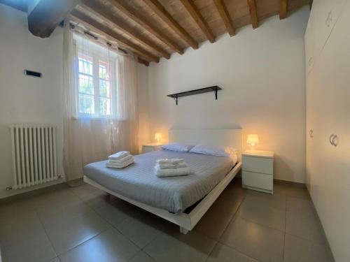 Un dormitorio con una cama con dos toallas encima. en Casa Fabrizio - Nice Suite con parcheggio su richiesta, en Parma