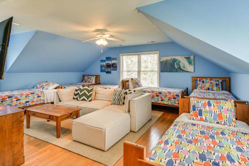 sala de estar con 3 camas y sofá en Dine Al Fresco Reedville Home with Dock, en Reedville