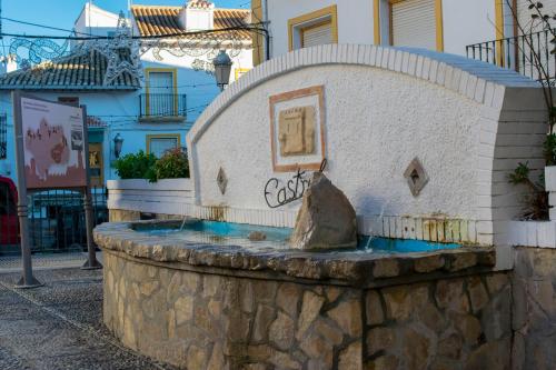 einen Brunnen mitten in einer Straße in der Unterkunft La casita de Mar in Castril