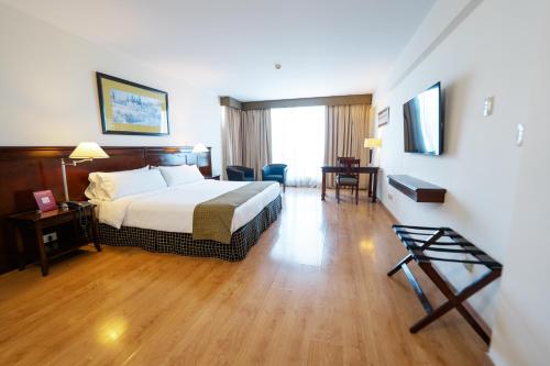 Cama ou camas em um quarto em Amérian Executive Mendoza Hotel