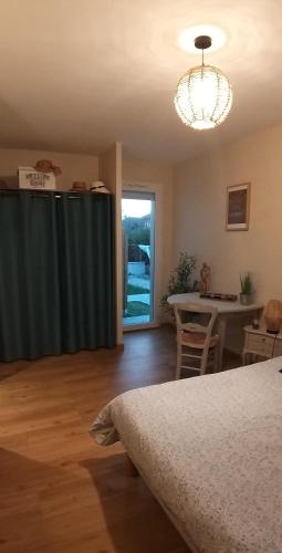 - un salon avec un rideau vert et une table dans l'établissement la chambre de Valérie, à Saint-Bonnet-de-Mure