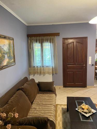 Ruang duduk di Giannis home
