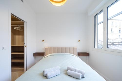 une chambre avec un lit avec deux serviettes dessus dans l'établissement Beautiful 3 rooms, Carré d 'Or, à Nice