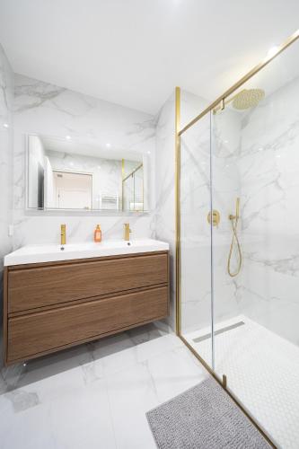 une salle de bain avec un lavabo et une douche dans l'établissement Beautiful 3 rooms, Carré d 'Or, à Nice