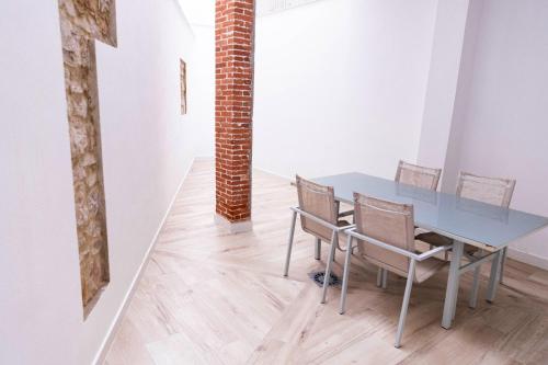 a dining room with a table and chairs at Apartamentos Julio Burell, 74 CAROLA in Linares