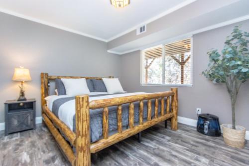 una camera da letto con un letto di legno e una finestra di Houz of Ozzi a Big Bear Lake