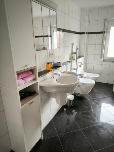 a bathroom with two sinks and a mirror at Weinbergblick in Kirchheim am Neckar