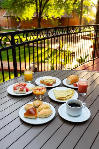 Una mesa con platos de comida para el desayuno. en Pousada Olho D'Água, en Bonito
