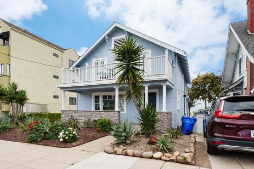 a white house with a palm tree in front of it at Bankers Hill Chic Roomy Home Near Airport in San Diego