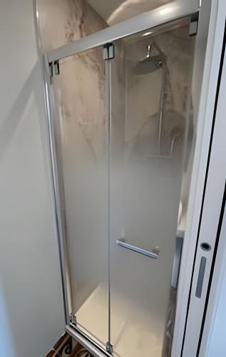 a shower with a glass door in a bathroom at Villa Nanni - Camera Anfiteatro a pochi passi dalle Mura con parcheggio in Lucca