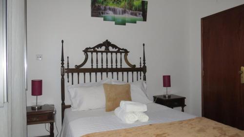 a bedroom with a bed with two towels on it at Casa da Calçada - Piso 2 in Seia