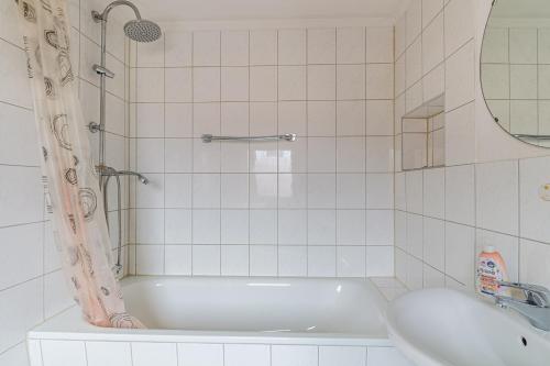 a white bathroom with a tub and a sink at Enjoy your stay with DKN apartments - Mon-Sun - Late night check-in - Multilanguage - Near Railway station - Witamy serdecznie in Halle an der Saale