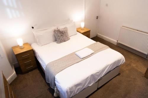 En eller flere senge i et værelse på Wolves - City - Contractors - Long Stay - Families