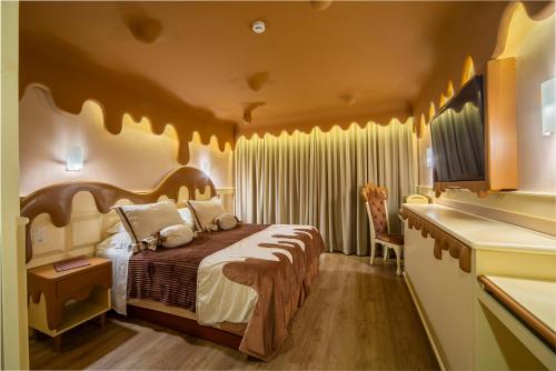 Cama ou camas em um quarto em Chocoland Hotel Gramado