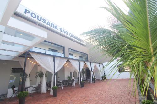 a lobby of a hotel with tables and chairs at Pousada São Gerônimo in Matinhos
