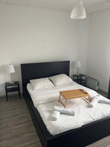 - un lit avec un plateau en bois dans l'établissement Grand appartement Brest pour max 11 personnes, à Brest