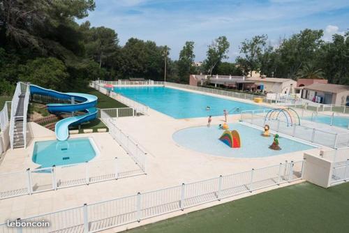 une grande piscine avec toboggan et un parc aquatique dans l'établissement T2 Rez de Jardin face à la mer 100m plages Six-Fours-les-Plages, à Six-Fours-les-Plages