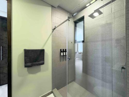 Un baño con ducha con puerta de cristal. en Mision Viejo Sur B103, en La Bloquera
