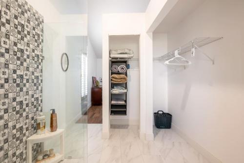 un pasillo con un vestidor en una casa en Private Pool Home near 5th Ave Old Naples and Beach, en Naples