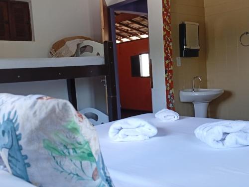 a bedroom with a bunk bed and a sink at Destino Hospeda in Pipa