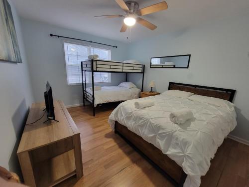 ein Schlafzimmer mit einem Bett und einem Deckenventilator in der Unterkunft Secret Cajun Retreat Peaceful Corner Stay - HAR 2 in Iowa