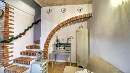 a room with a hallway with a archway and a desk at Casa di Duccio in Montone
