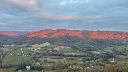 a view of a mountain range with red mountains at Casa di Duccio in Montone