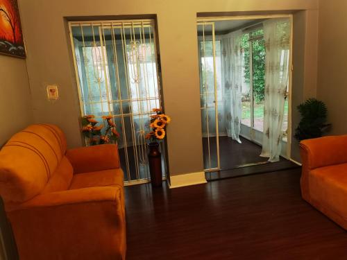 Uma área de estar em Yellow Stars Guesthouses